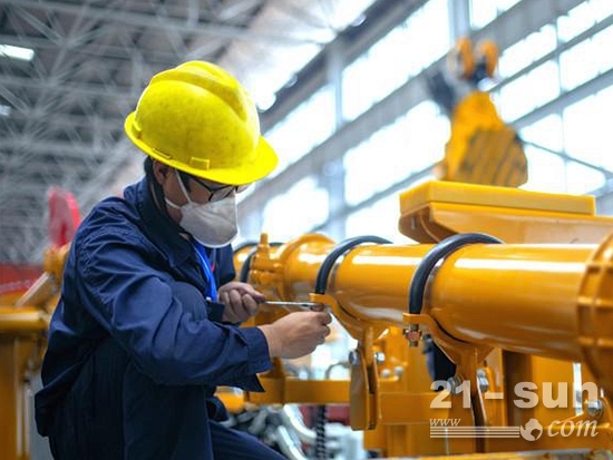 疫情期间,三一集团员工在工作中