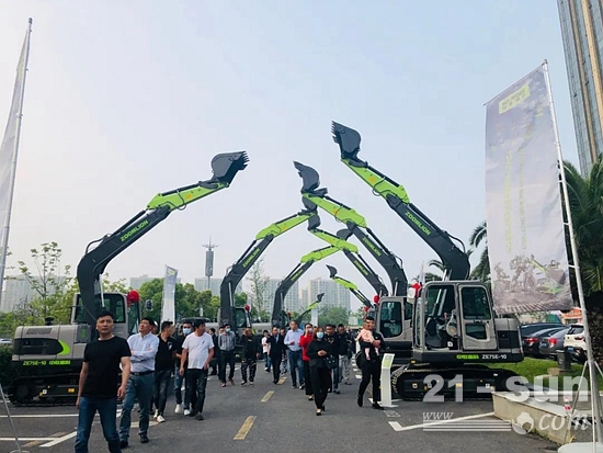 客户现场观摩中联重科土方机械E-10产品