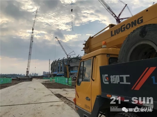 柳工起重机助力国际足球中心建设