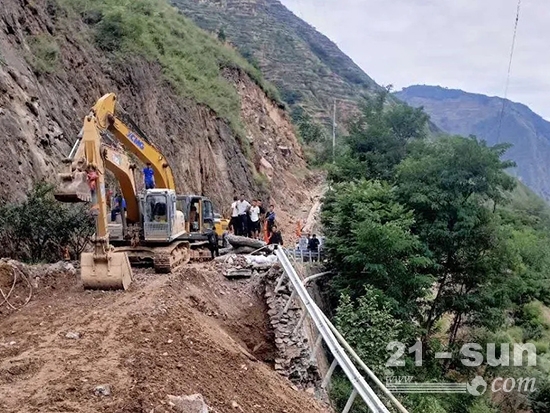 徐工挖机火速驰援抗洪一线!