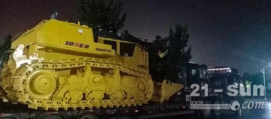 山推大马力推土机相继离厂发运俄罗斯