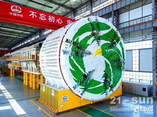 2018年 直径15.8米的中国中铁588号“春风号”盾构机下线