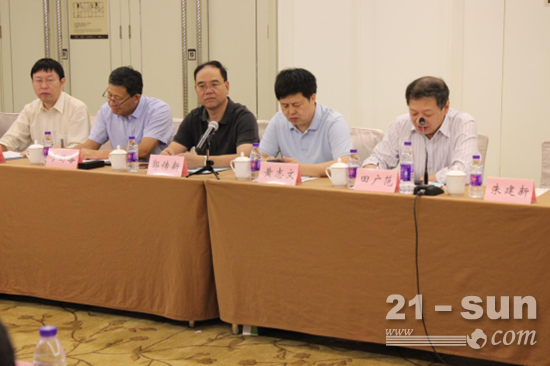 基础施工设备分委会田广范主任委员主持年会