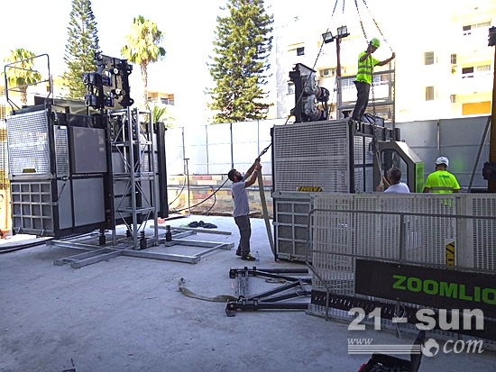 当地工作人员正在组装中联重科施工升降机