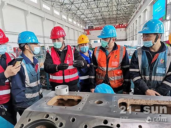 康明斯高级大修技师在客户现场进行大修工艺指导培训