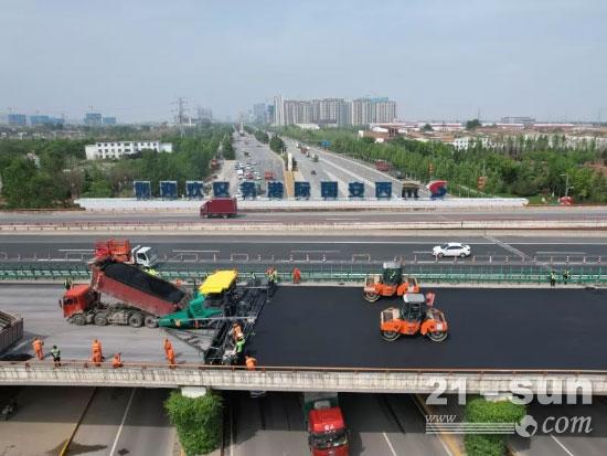 福格勒超级3000-3i超大宽度高效摊铺助力西安绕城高速提质工程