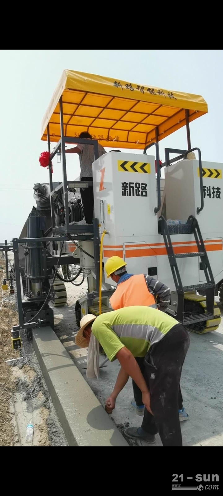 徐州新路智能科技nc1300路沿石成型机-混凝土路缘石滑模机