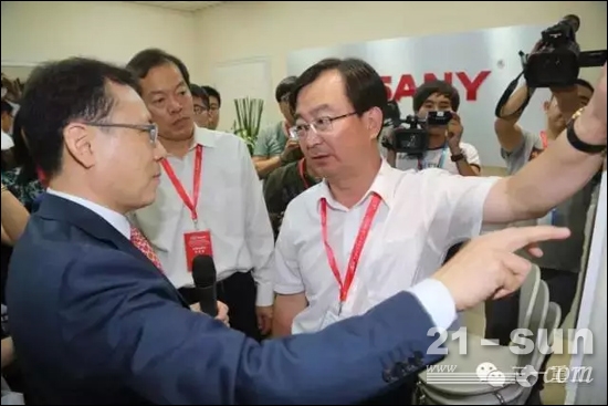 中国住房城乡建设部副部长王宁细致询问样板房构造