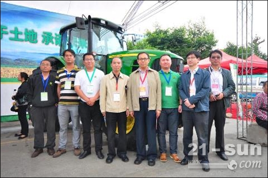 云南省农业厅领导在约翰迪尔1654拖拉机前合影留念
