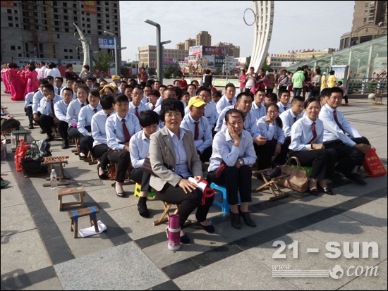 方圆集团合唱队参加海阳激情广场活动