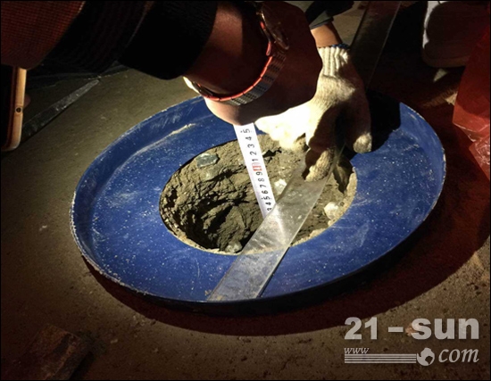 大厚度水泥稳定碎石层现场检测洞深34cm