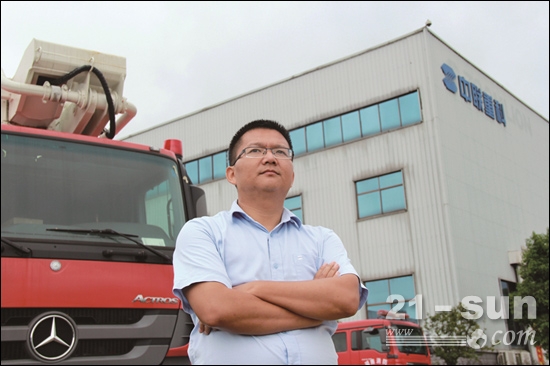 站在公司获得诸多殊荣的消防机械产品前，邓鹏飞倍感自豪