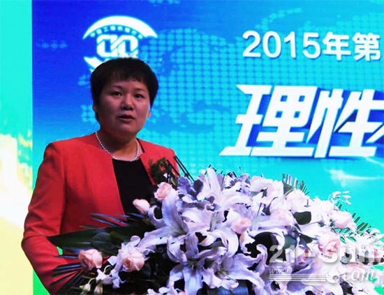 中国工程机械工业协会副秘书长尹晓荔发言