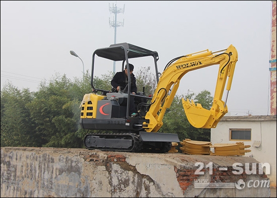 沃尔华小型挖掘机助推国家新农村建设