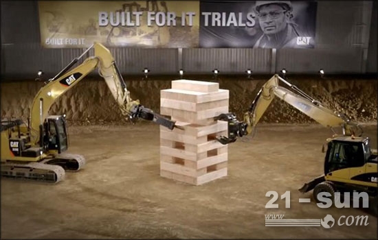 卡特挖掘机堆积木 换另一种方式秀技术