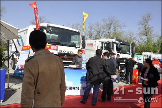中国重汽T5G单发洗扫车亮相2016北京环卫展