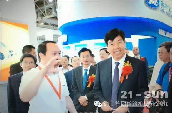 交通运输部副部长、党组成员李建波亲自参观徐工道路机械并给予高度赞扬