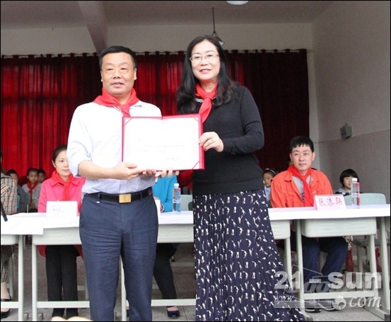谭丽霞副总裁被聘为两所希望小学荣誉校长