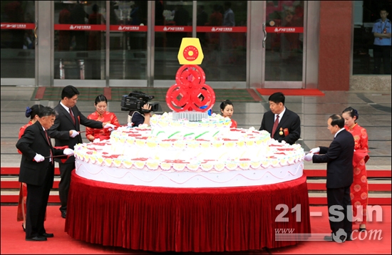 方圆集团董事局主席高秀、副主席何永荣、集团工会主席修光玺为全体员工分发生日蛋糕