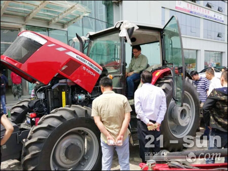 全球系列拖拉机初抵黑龙江 爱科东三省经销商