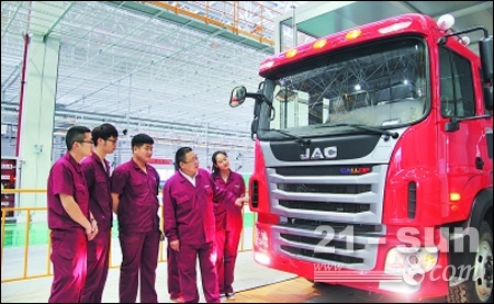 安徽江淮汽车阜合产业园首辆中重型卡车下线
