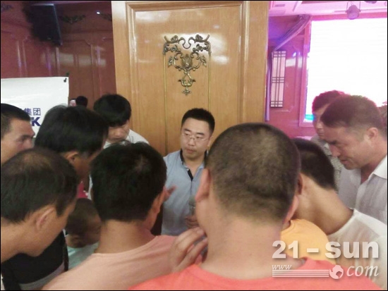 陕甘宁大区经理王雪杰被众多热情的客户“包围”