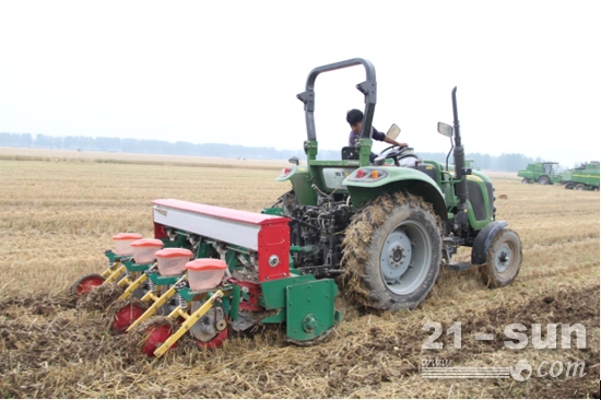 耕王拖拉机牵引免耕播种机下地作业