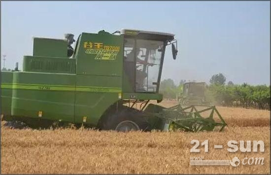 谷王TB70快速为当地困难户收割小麦