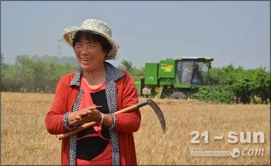 谷王TB70快速为当地困难户收割小麦