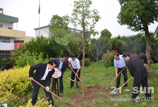 梶田勇辅总经理与政府领导、学校老师共植“希望之树”
