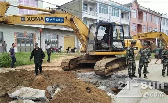 厦工挖掘机在武警交通部队救援官兵指挥下，紧急抢通道路