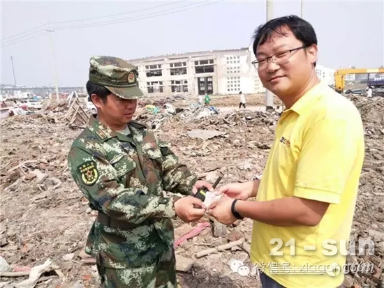 厦工救援人员徐宜华废墟中捡到900元现金立即上交部队领导
