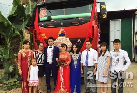 越南小伙开中国重汽卡车迎娶新娘