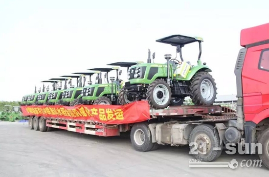 中联重科成批农业机械产品发往港口