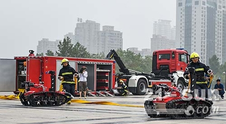 中信重工消防机器人参战全省消防部队供水能力演练