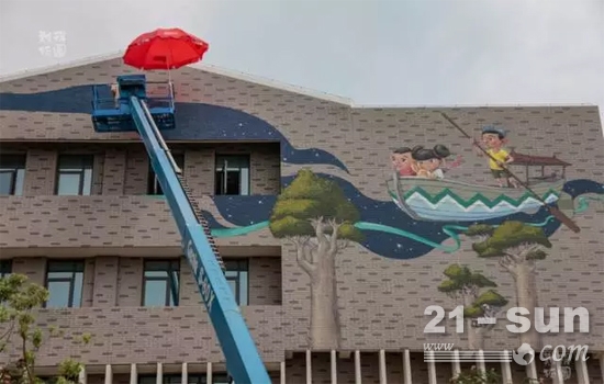 来自俄罗斯的超现实主义墙绘艺术家Kislow正在使用吉尼高空作业平台在高空创作