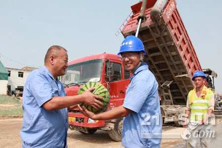 建设机械工程租赁公司为现场施工队员们送来了防暑降温的大西瓜