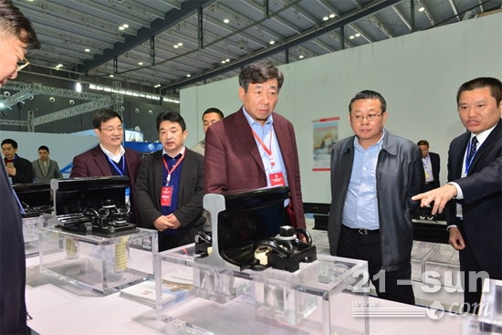 铁建重工董事长刘飞香（右二）陪同中国铁建董事长孟凤朝（右三）参观弹条扣件 
