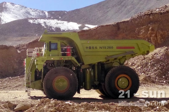 在5000多米海拔高原上运行的NTE260电动轮矿用车
