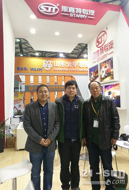 21-sun编辑与刘晓军（左）、思嘉特专汽总经理助理王洪玉（右）合影