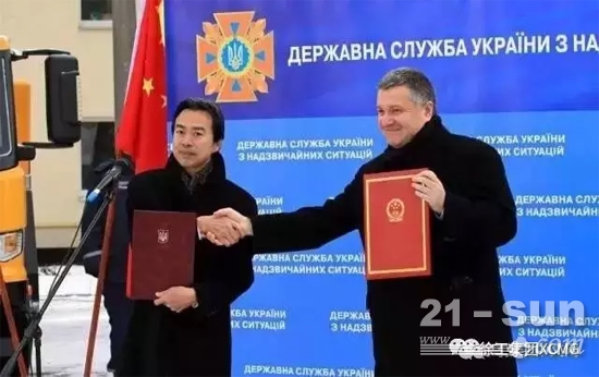杜伟大使和阿瓦科夫部长互换了中国政府援乌救灾设备项目交接证书，共同视察了救灾设备