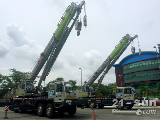 中联重科2台汽车起重机助建马来西亚吉隆坡标志塔项目