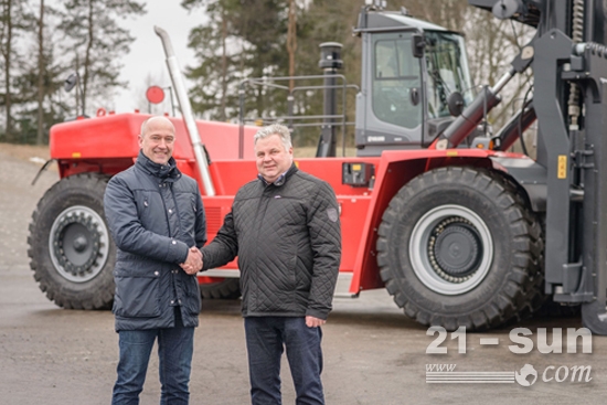 卡尔玛将交付两台超级重型叉车至芬兰钢厂
