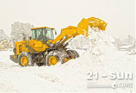 LG948L正在暴风雪”乔纳斯“中进行除雪工作