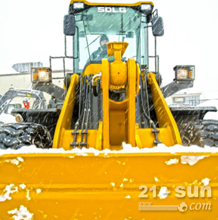 LG948L正在暴风雪”乔纳斯“中进行除雪工作