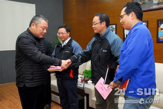 柳州常务副市长杨义到柳工公司慰问拔尖技术人