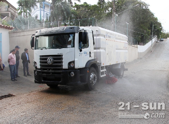 徐工XS5ABR洗扫车在包索市街道上巡展
