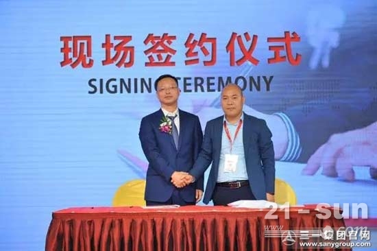 昆明同迈工程设备有限公司总经理刘竹林与客户现场签订销售协议