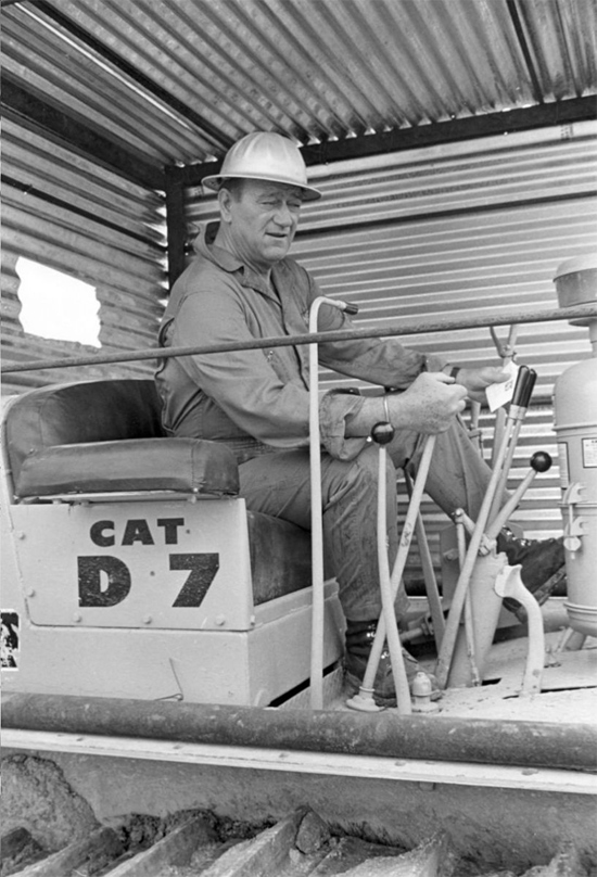 John Wayne 在拍摄地狱战士中操作CAT D7推土机