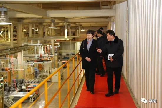 刘晓云副总经理（右）陪同中机联相关领导参观多缸机厂智能车间